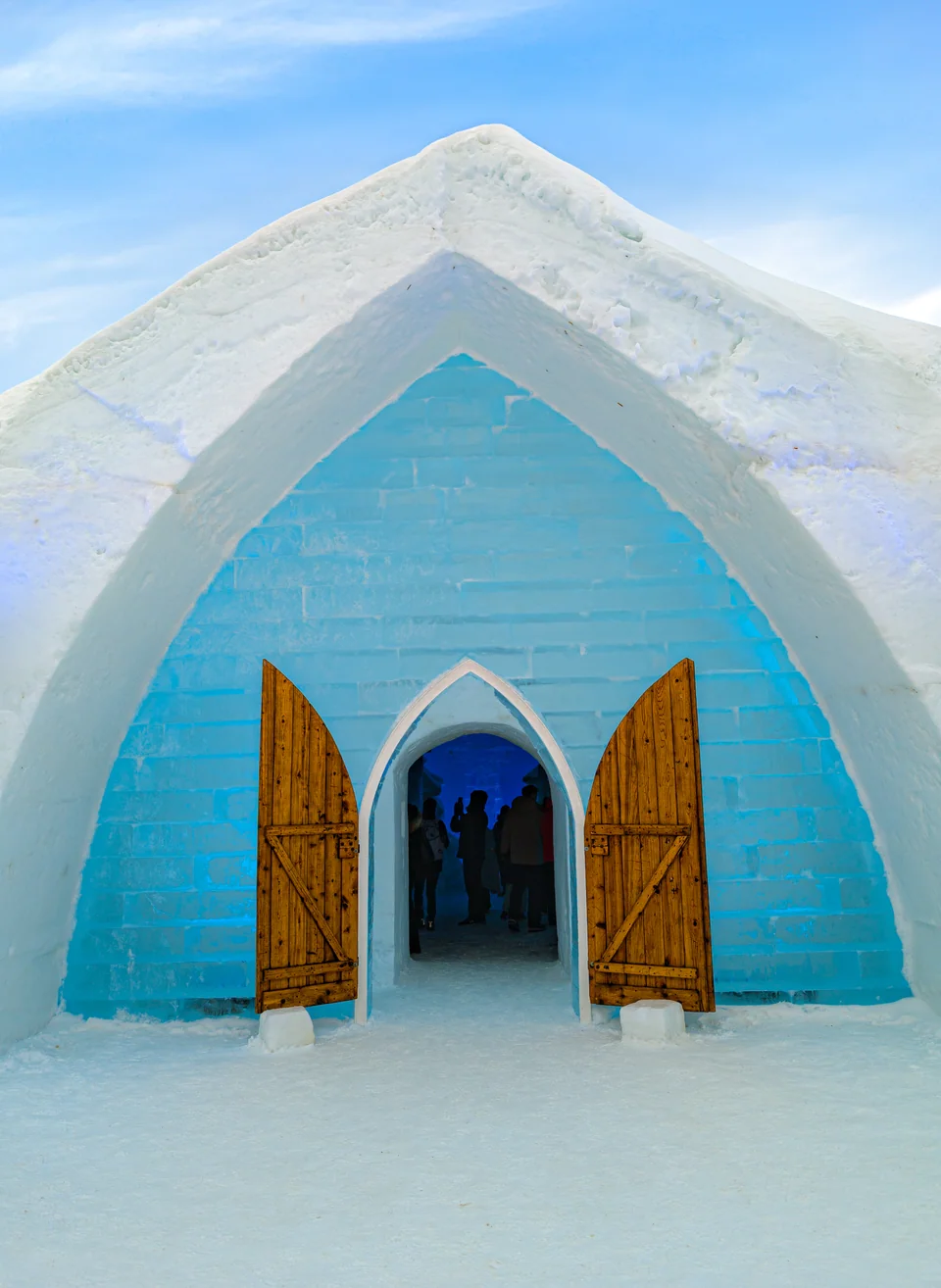 Pointed entrance in blue and white in an ice building.