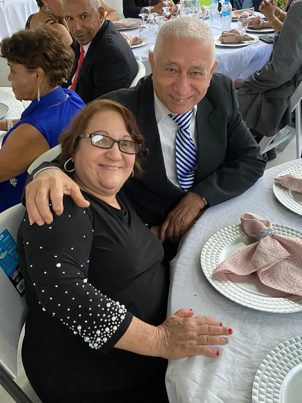 Jonás’s maternal grandparents together at a table